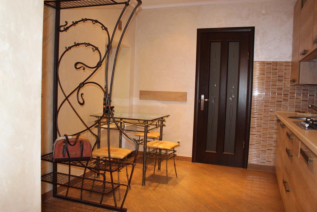 Apartment Roksolana 2 ลวีฟ ภายนอก รูปภาพ